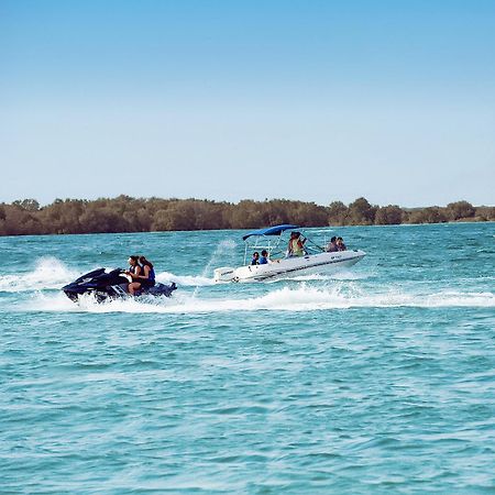 The Wb Abu Dhabi, Curio Collection By Hilton Ξενοδοχείο Εξωτερικό φωτογραφία Boating on the Murray River