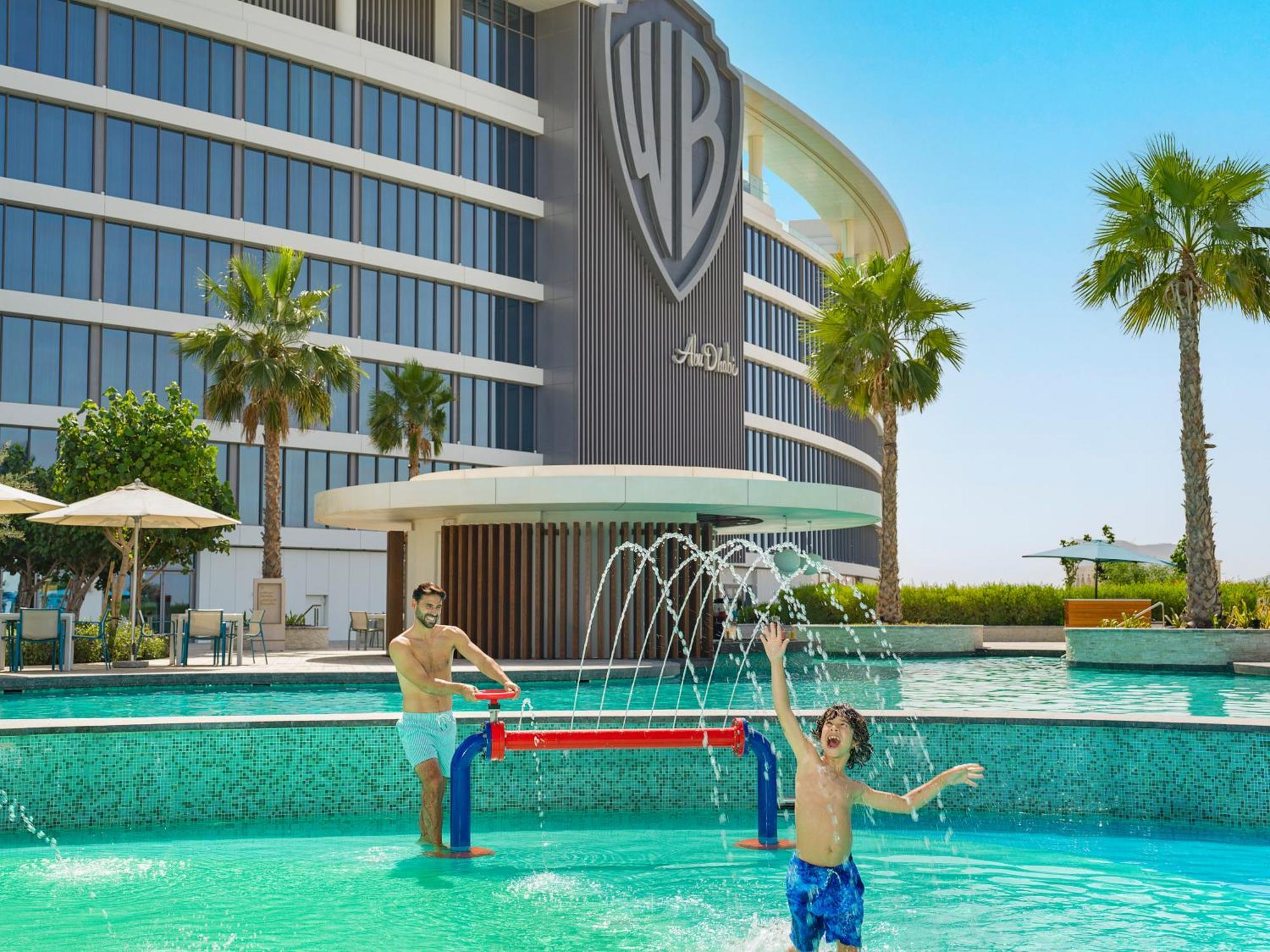 The Wb Abu Dhabi, Curio Collection By Hilton Ξενοδοχείο Εξωτερικό φωτογραφία The hotel's pool