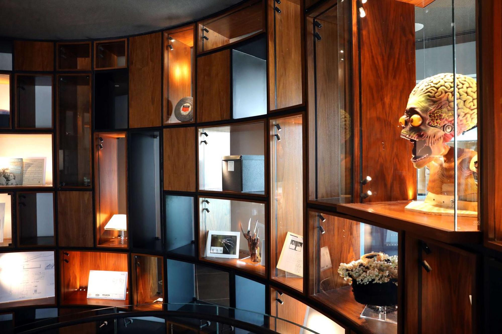 The Wb Abu Dhabi, Curio Collection By Hilton Ξενοδοχείο Εξωτερικό φωτογραφία The interior of the restaurant