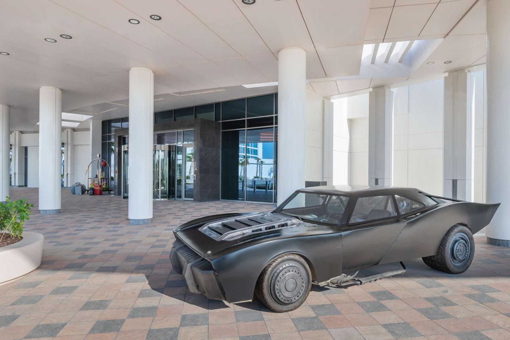 The Wb Abu Dhabi, Curio Collection By Hilton Ξενοδοχείο Εξωτερικό φωτογραφία The Batmobile
