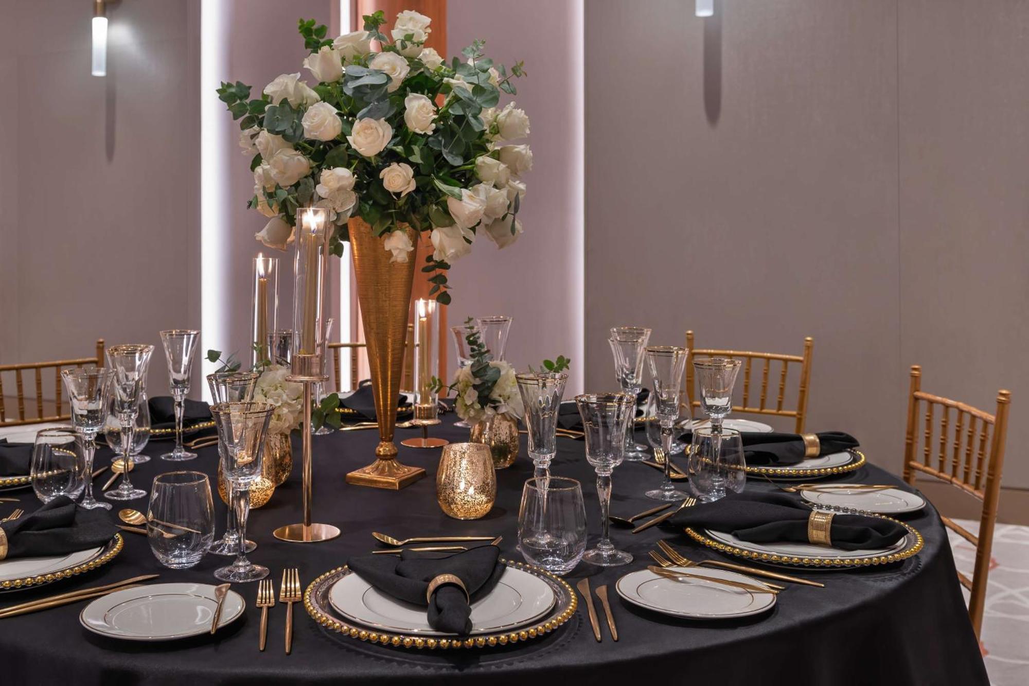 The Wb Abu Dhabi, Curio Collection By Hilton Ξενοδοχείο Εξωτερικό φωτογραφία A table set for a formal dinner